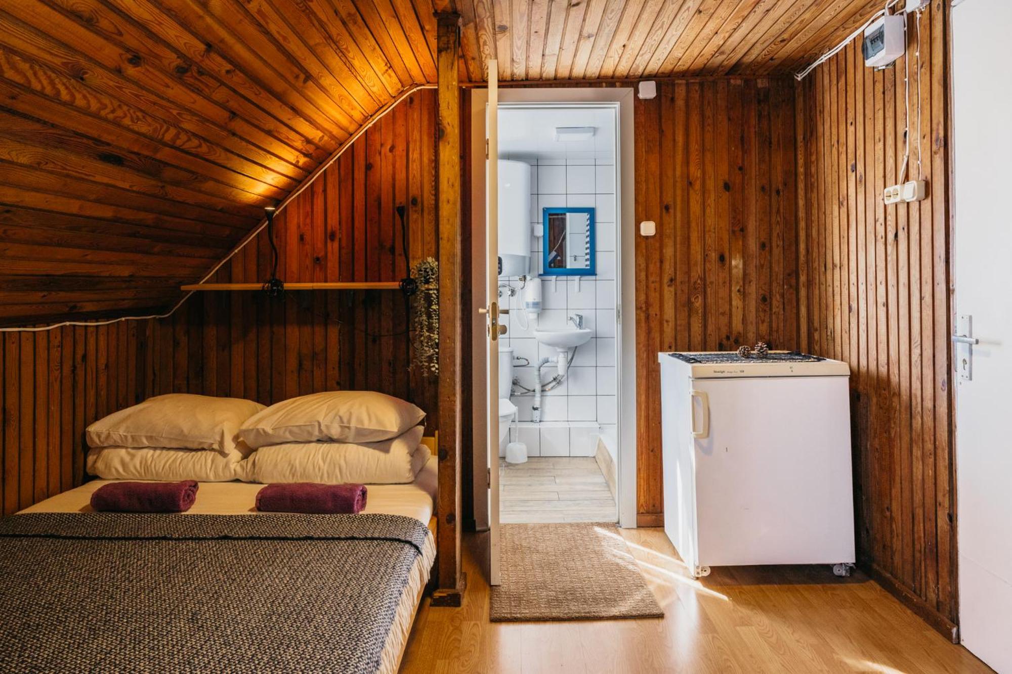 ホテル Guboja ニダ 部屋 写真